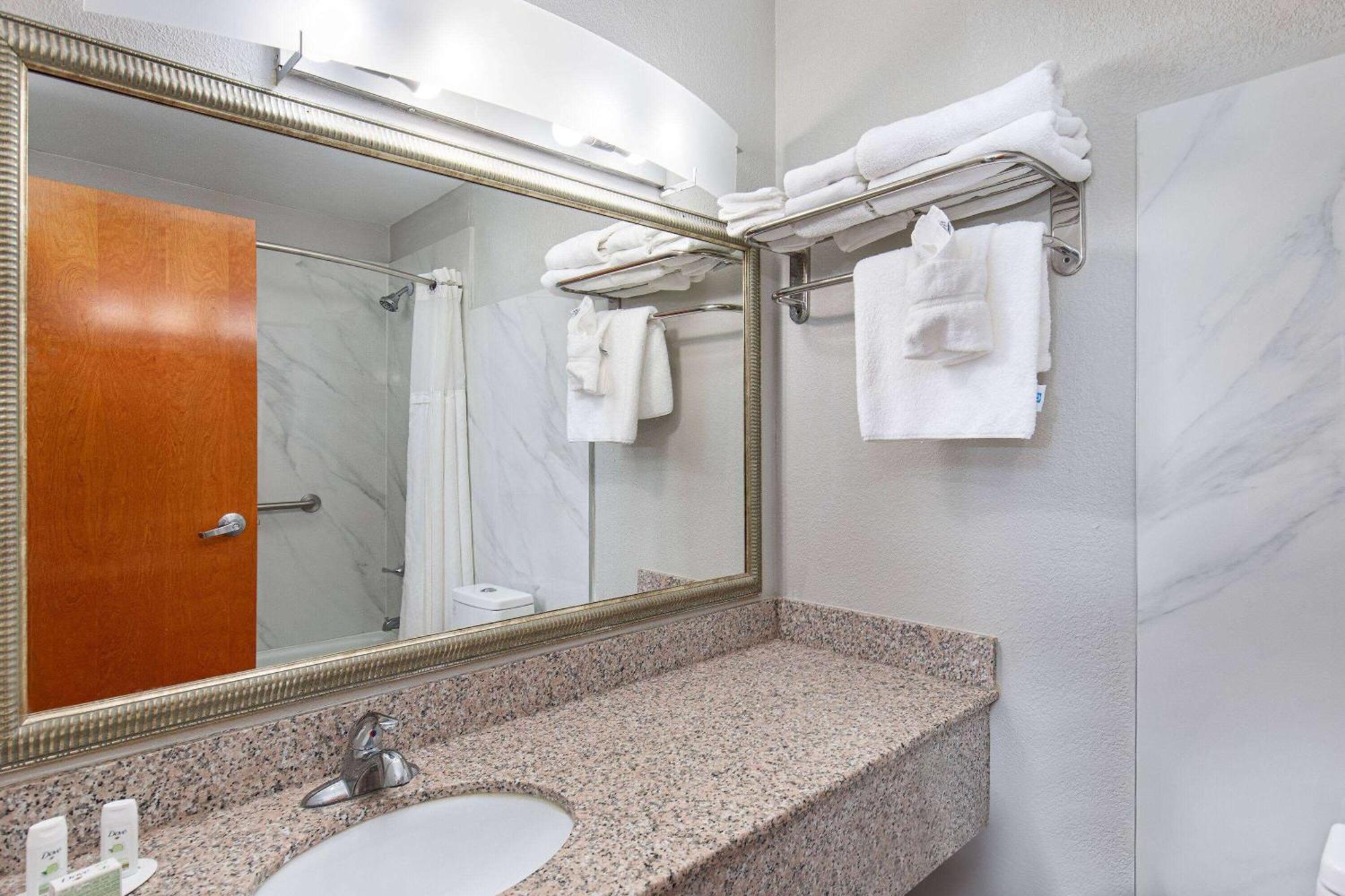 Ramada By Wyndham Bowling Green Bagian luar foto
