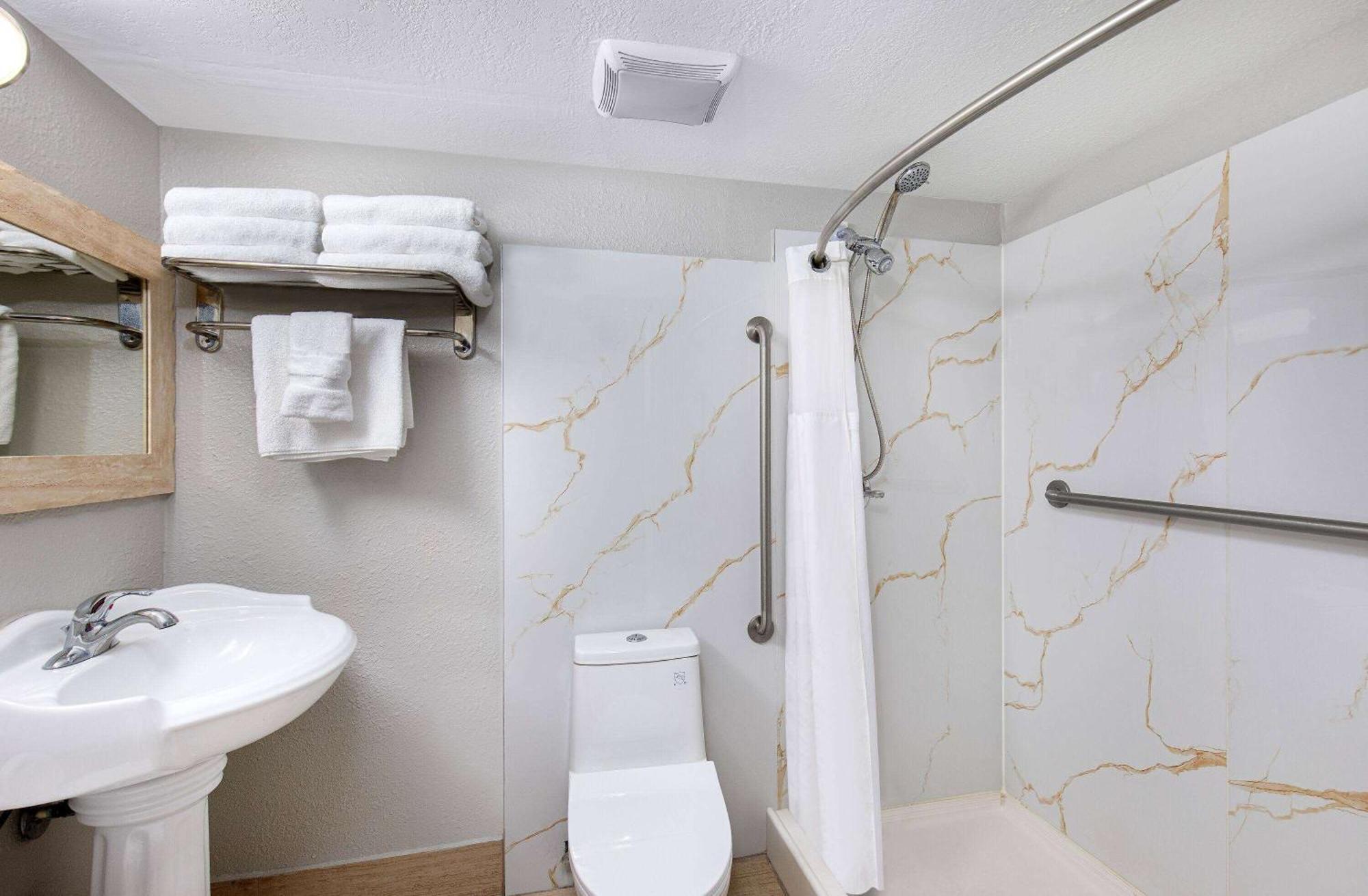 Ramada By Wyndham Bowling Green Bagian luar foto